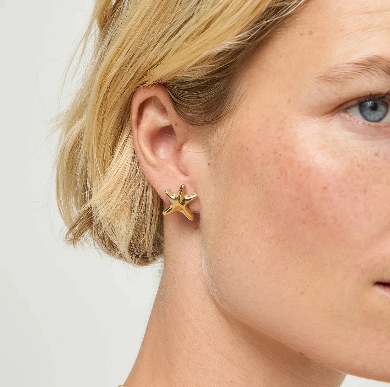 UNOde50 Small Starfish Gold-Plated Stud Earrings - Image 3