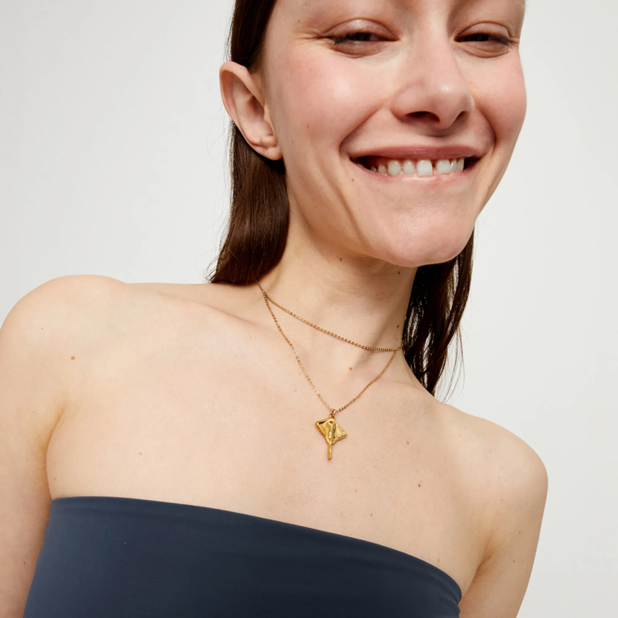 UNOde50 Ser Majestuosa Gold-Plated Chain Manta Ray Pendant Necklace - Image 4