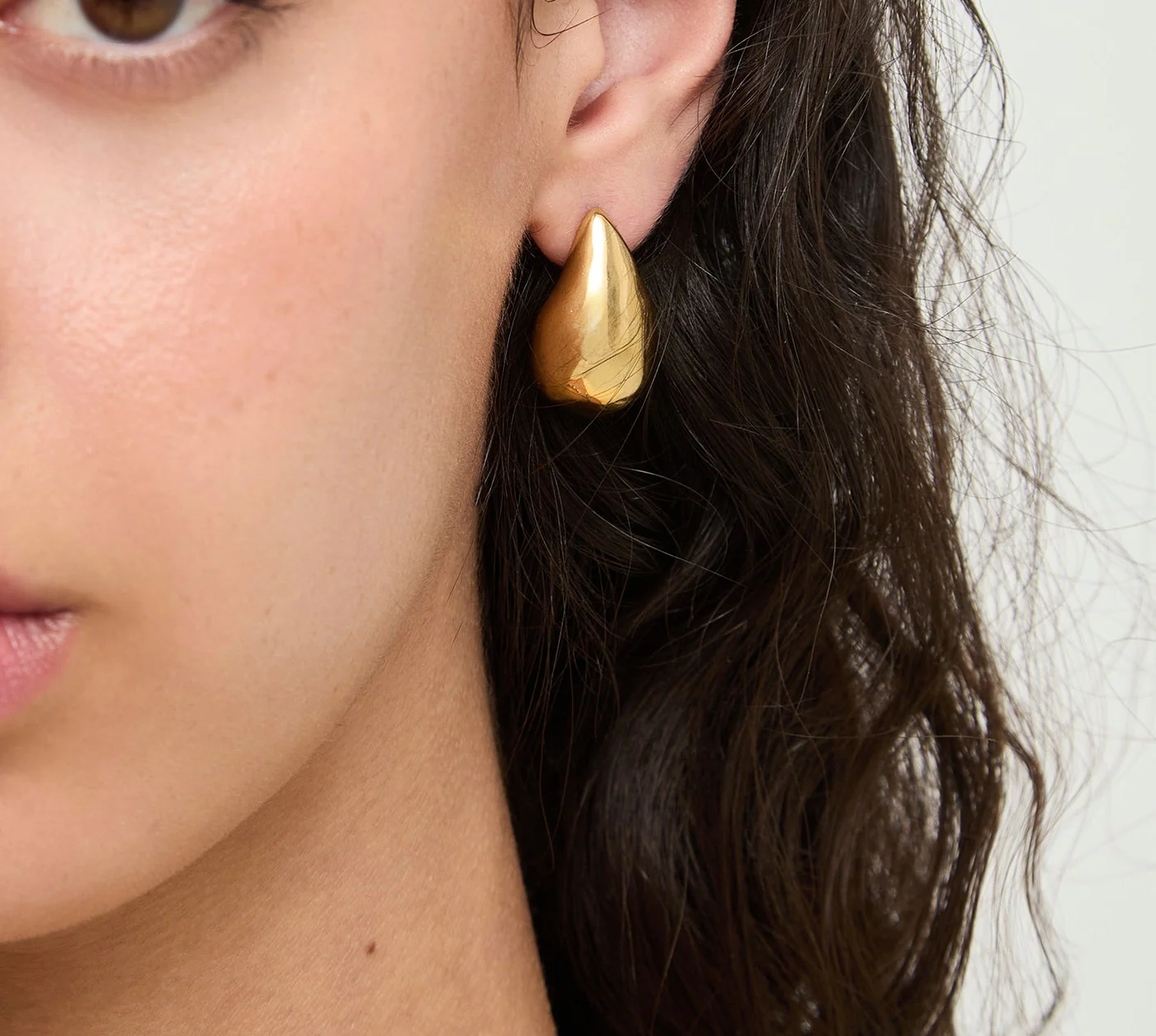 UNOde50 Medula Gold Teardrop Earrings - Image 4