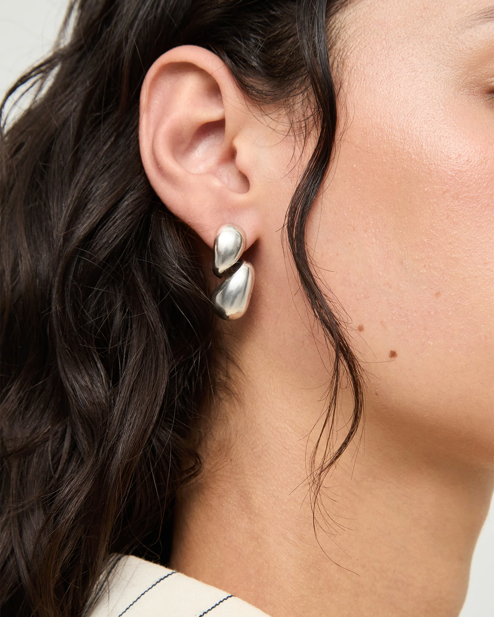 UNOde50 Medula Silver Twist Earrings - Image 3
