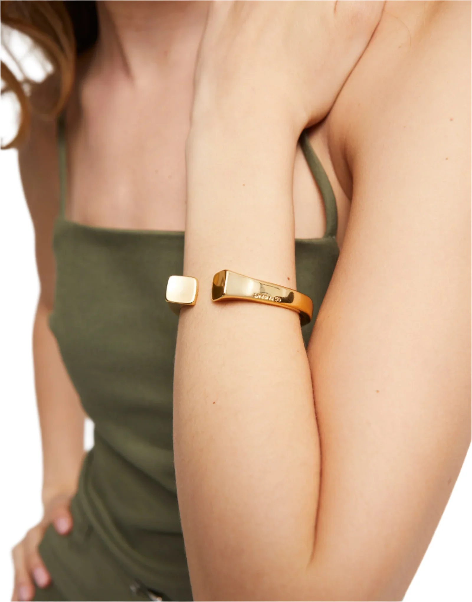 UNOde50 Ser Sin Complejos 18k Gold-Plated Bangle Bracelet - Extra Large - Image 4