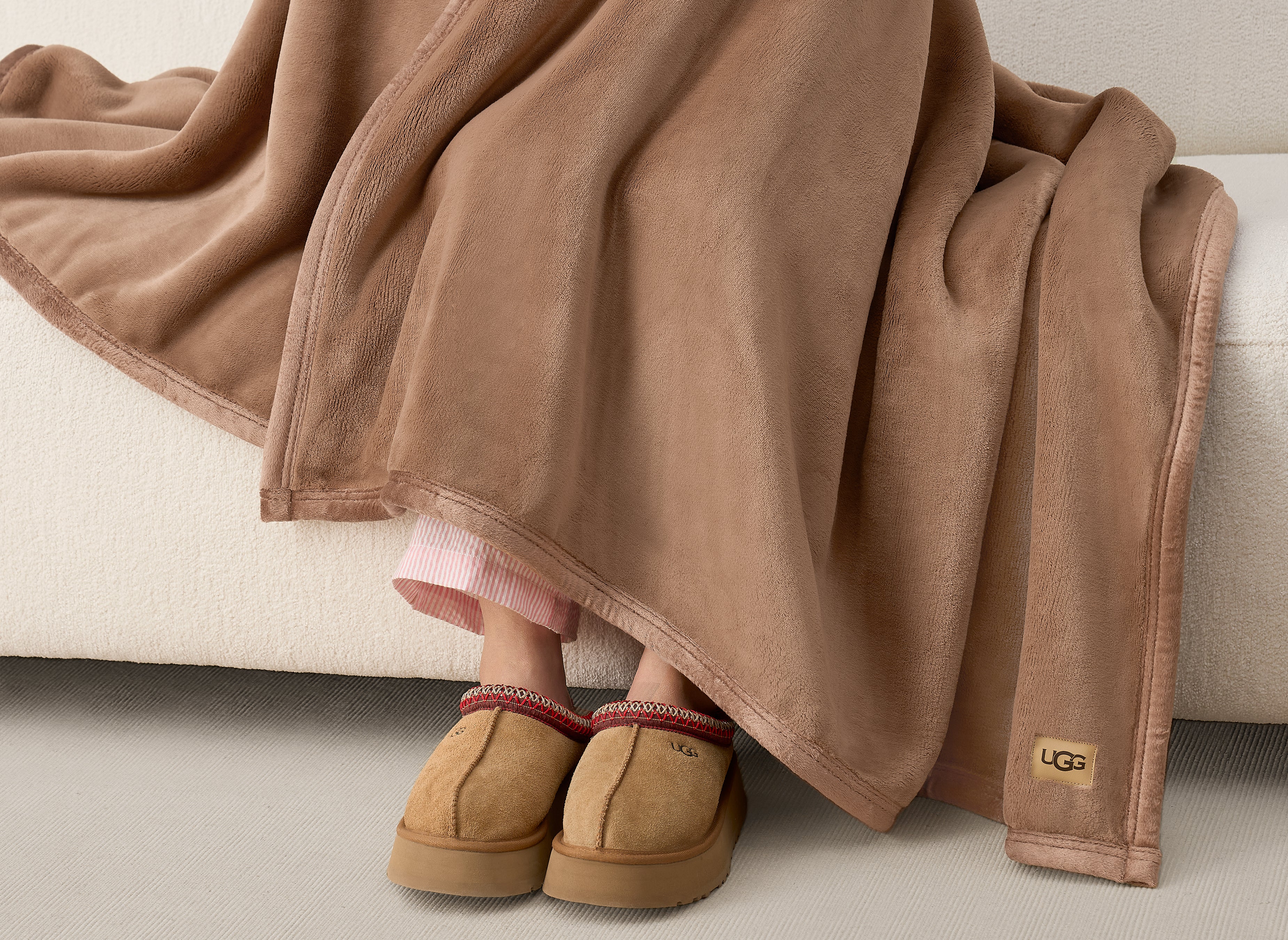 UGG Coco Throw Blanket - Chestnut - Image 4