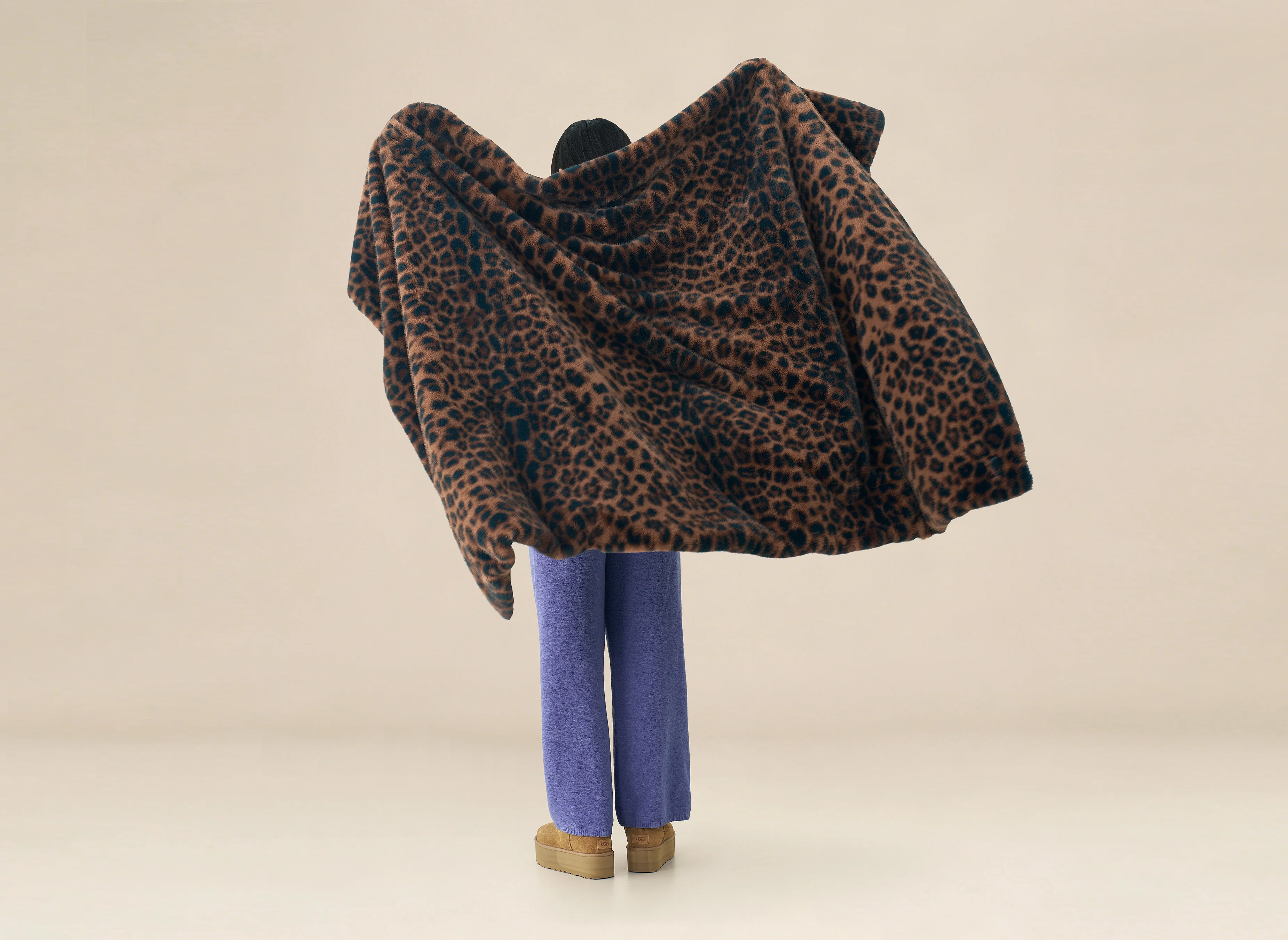UGG Everett Throw Blanket - Black Leopard - Image 3