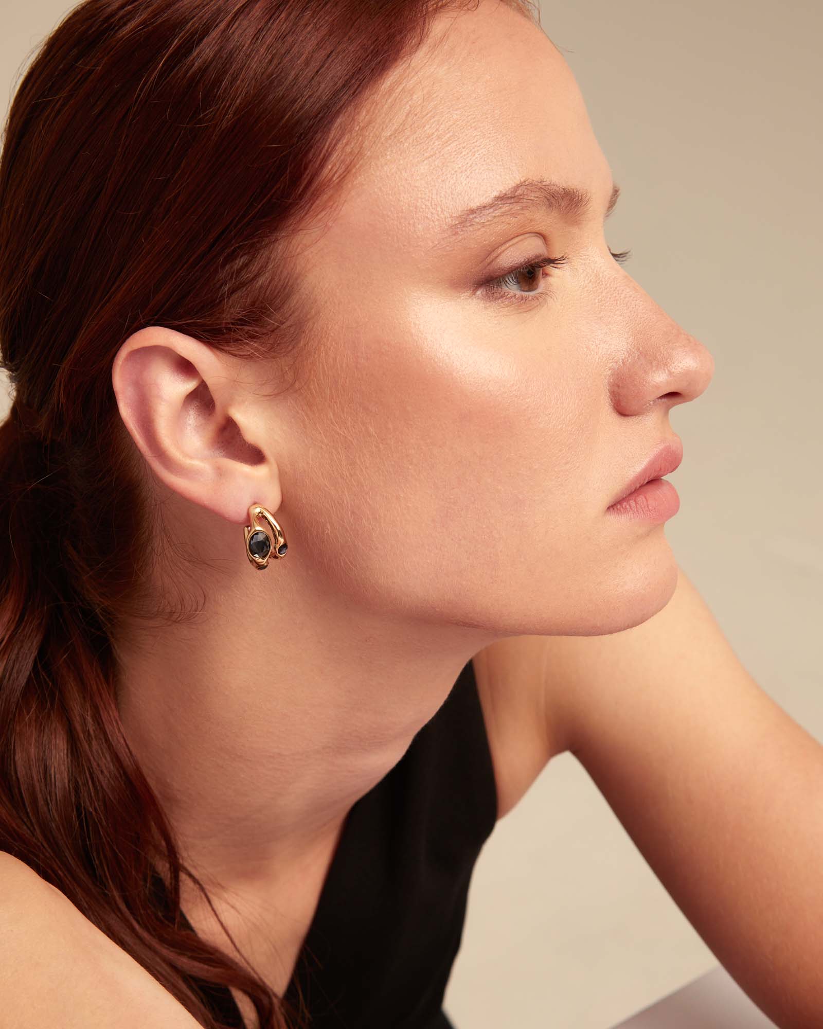 UNOde50 Vital Gold-Plated Crystal Hoop Earrings - Image 3